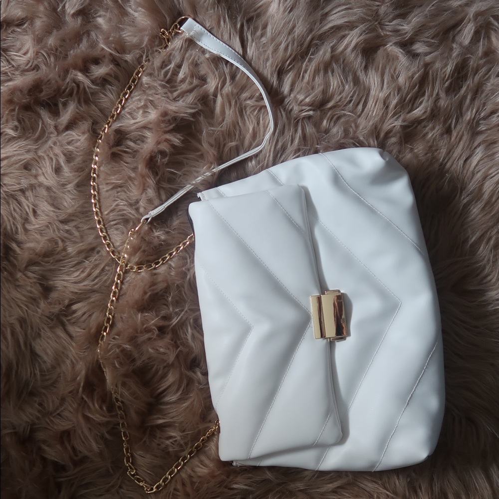 White purse with gold chain - Picture 5 of 5